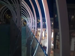 L'éclairage est fourni par des lampes à incandescence.